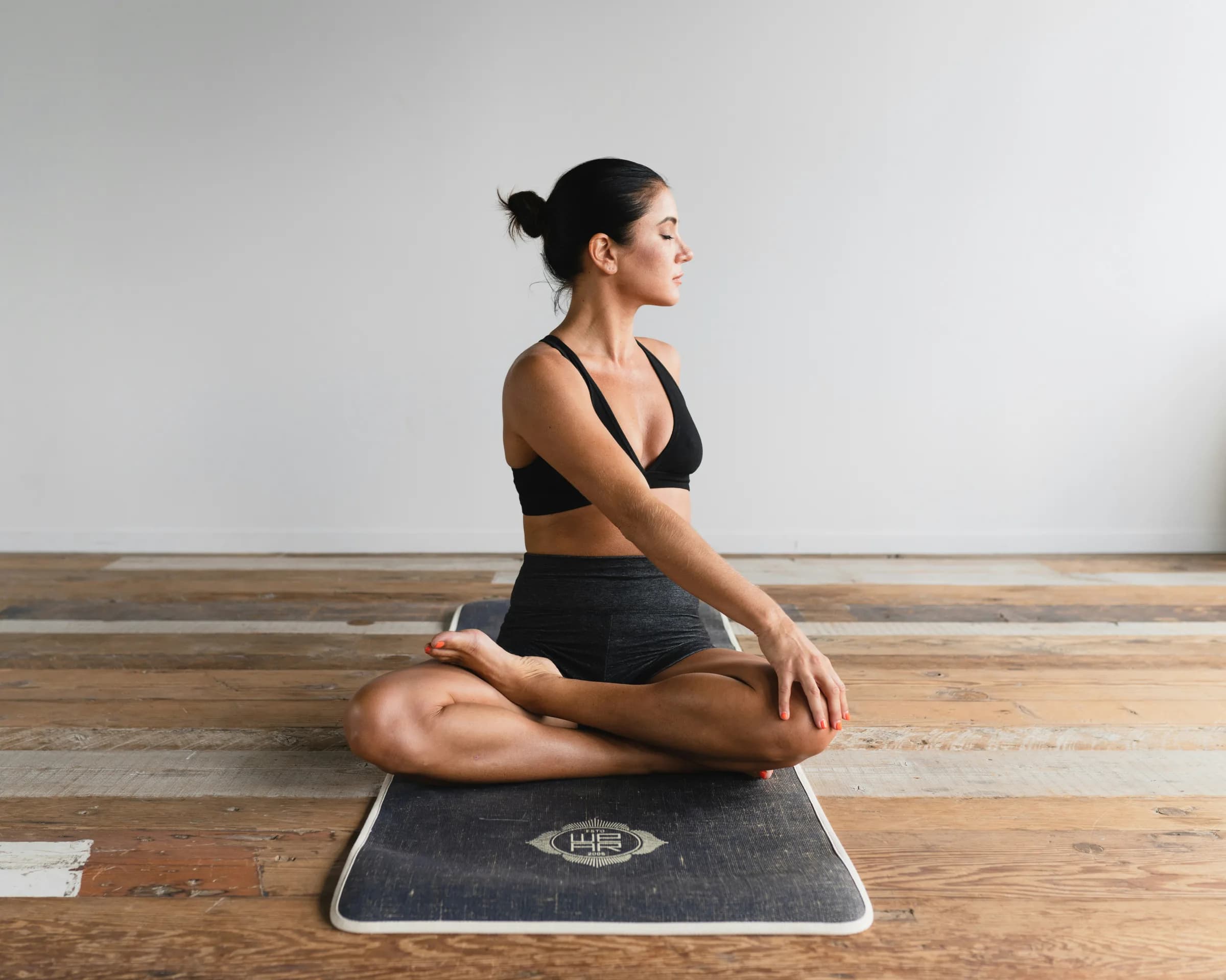 Mujer practicando yoga en un estudio